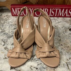 Kenneth Cole Blanche Knot Sandal 6.5 New without Tags